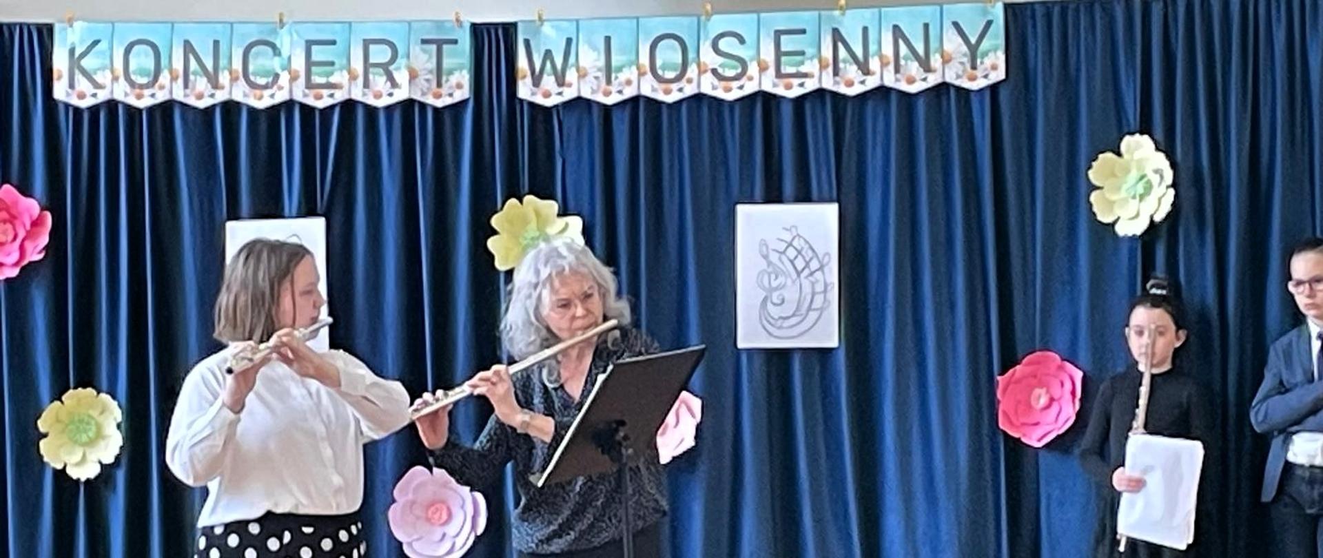 Zdjęcie przedstawiające wykonawców koncertu, który odbył się w sali sportowej Powiatowego Zespołu Szkół i Placówek Specjalnych w Bolesławcu.