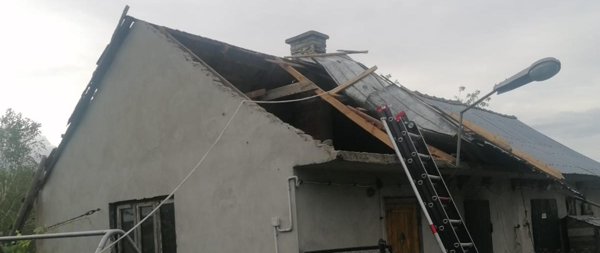 Zerwany dach na budynku gospodarczym