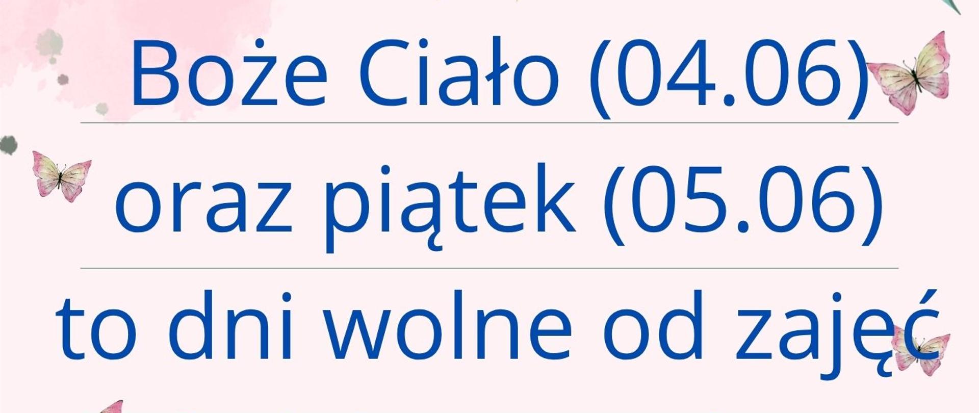 Plakat wykonany na letko różowym tle. Po rogach plakatu widoczne są różne kolorowe kwiaty. Po bokach plakatu widoczne są motylki.