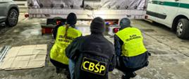 Funkcjonariusze KAS i CBŚP przy naczepie pojazdu