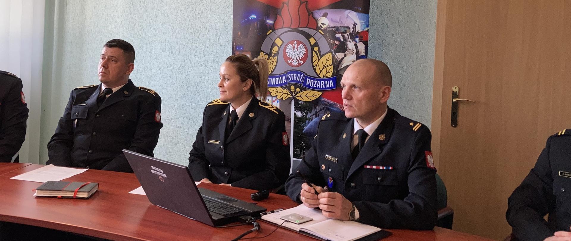 Funkcjonariusze komendy podczas narady.