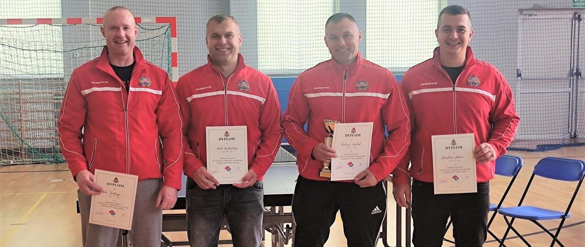 16 września 2022 roku w hali sportowej LO im. Marii Curie-Skłodowskiej w Makowie Mazowieckim zostały przeprowadzone Eliminacje Strefowe do XVII Mistrzostw Województwa Mazowieckiego Strażaków w Tenisie Stołowym. Komendę w Przasnyszu reprezentowało 4 strażaków, którzy jak zwykle nie zawiedli i zajęli czołowe miejsca.
Organizatorem była Komenda Powiatowa Państwowej Straży Pożarnej w Makowie Mazowieckim. W zawodach uczestniczyło 21 zawodników z Komend: KP PSP Legionowo, KP PSP Maków Mazowiecki, KM PSP Ostrołęka, KP PSP Płońsk, KP PSP Przasnysz, KP PSP Pułtusk, KP PSP Sierpc i KP PSP Wyszków.
Sędzią Głównym Zawodów był Pan Grzegorz Kaszuba. Rywalizacja przebiegała zgodnie z zasadami fair play i po zaciętych meczach wyłoniono zwycięzców.
Do Finału XVII Mistrzostw Województwa mazowieckiego Strażaków w Tenisie Stołowym 2022 zakwalifikowało się najlepszych 10 zawodników, z czego aż 4 strażaków z naszej komendy:
• 2 miejsce – mł. asp. Cieślak Łukasz,
• 4 miejsce – ogn. Tański Paweł,
• 5 miejsce – mł. ogn. Sekuna Arkadiusz,
• 6 miejsce – asp. Biedrzycki Marek.
Gratulujemy!!!!
Opracował: asp. Sekuna Rafał.
Zdjęcia: KP PSP Przasnysz.
