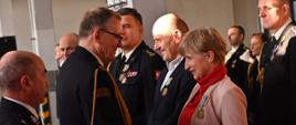 Komendant powiatowy wręcza odznaczenia zaroszonym gościom