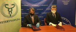 Główny Lekarz Weterynarii i Główny Inspektor Farmaceutyczny podpisujący porozumienie.