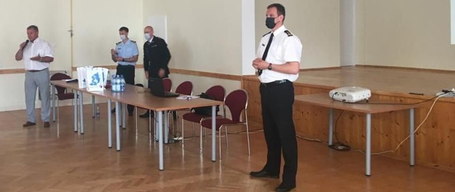 Na zdjęciu obecni są Lubuski Komendant Wojewódzki Państwowej Straży Pożarnej, Komendant Powiatowy Straży oraz Wójt gminy Żary. Konsultacje są prowadzone w świetlicy wiejskiej miejscowości Lubanice.