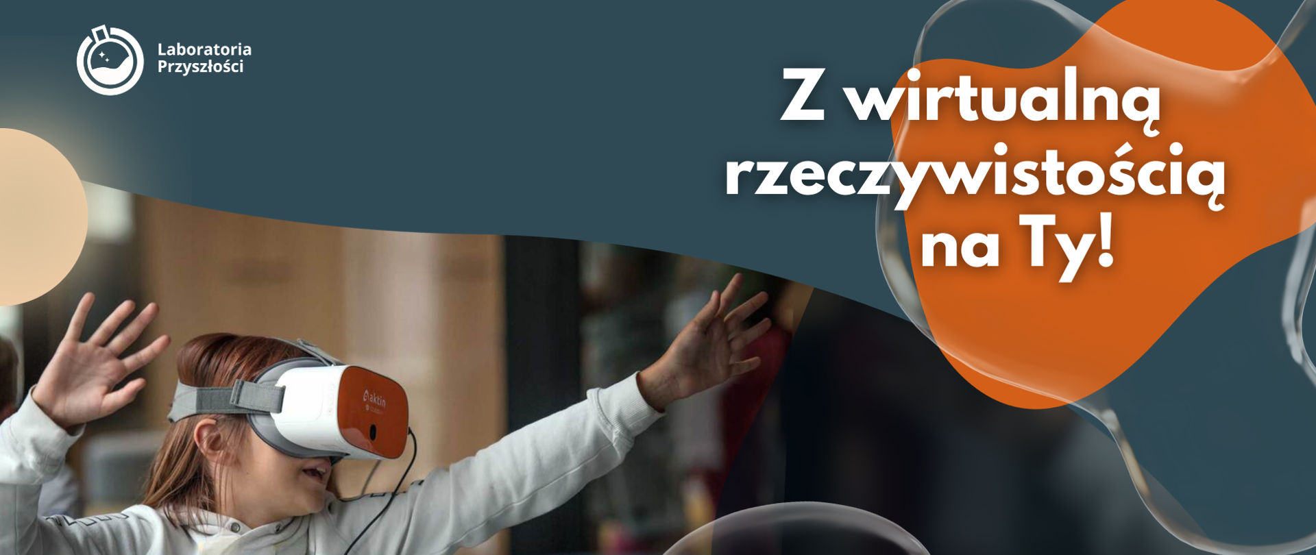 Po prawej stronie napis: Z wirtualną rzeczywistością na Ty!
Po lewej stronie zdjęcie dziewczynki w okularach VR.
Laboratoria Przyszłości
