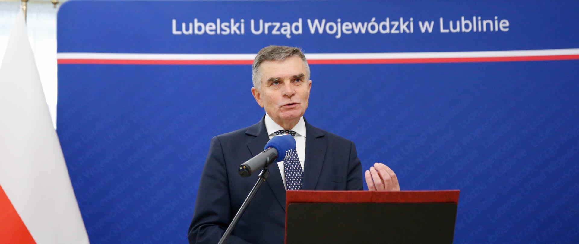Wojewoda lubelski Lech Sprawka przemawia.