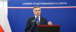 Wojewoda lubelski Lech Sprawka przemawia.
