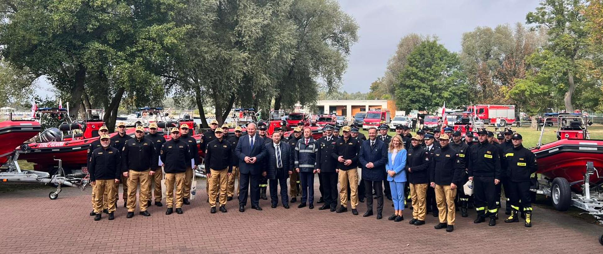 uroczystość przekazania i użyczenia 10 łodzi ratowniczych dla jednostek organizacyjnych Państwowej Straży Pożarnej i Ochotniczych Straży Pożarnych