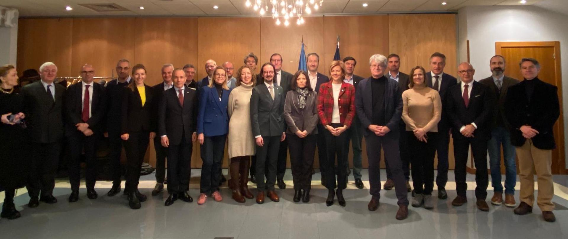 Ambasadorowie UE wraz z minister Inmą Far Tous