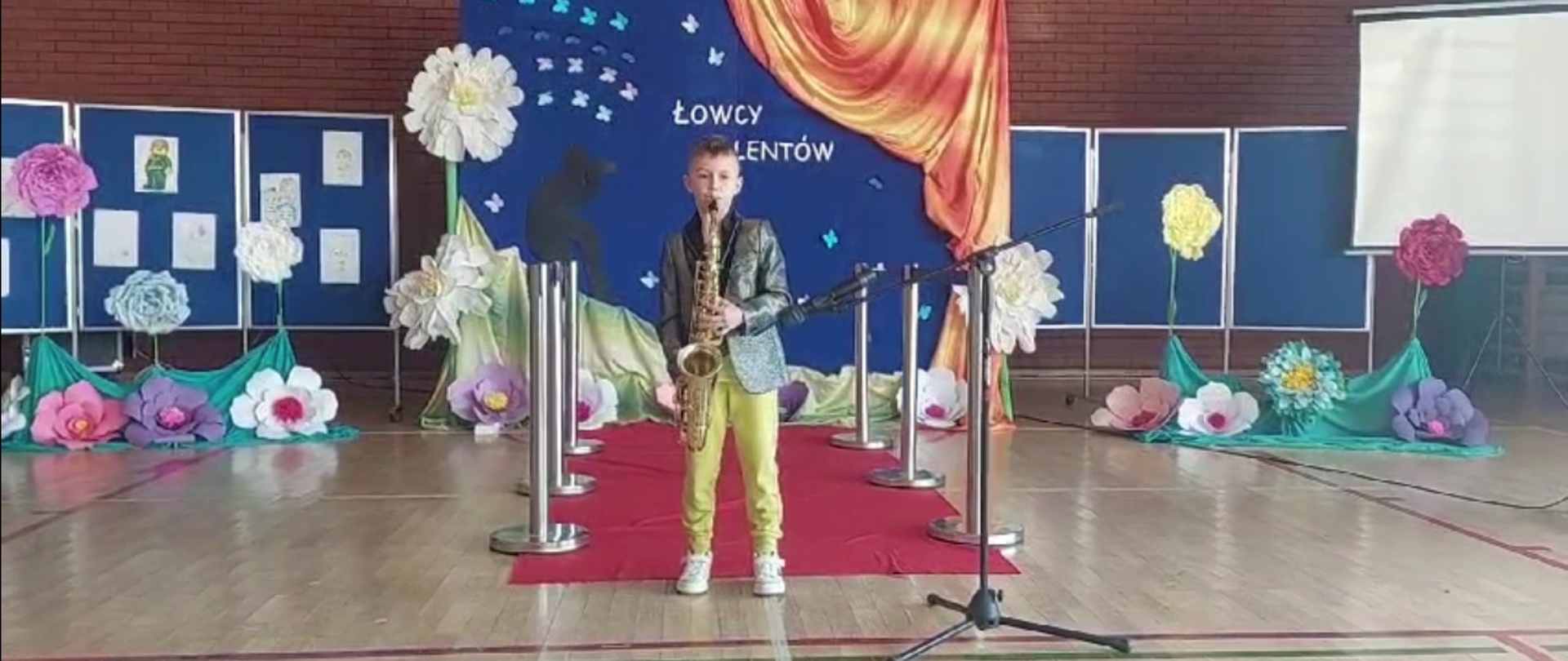 Zdjęcie przestawiające Wiktora Bandarka, który na saksofonie zagrał utwór podczas szkolnego konkursu "Łowcy Talentów" w Zespole Szkolno-Przedszkolnym w Bożejowicach.