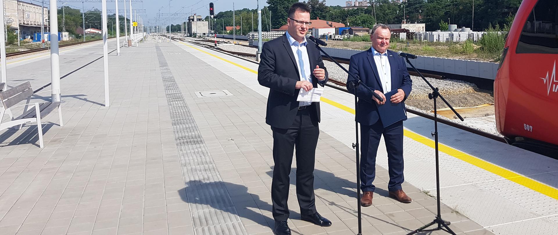 Wiceminister infrastruktury Andrzej Bittel i prezes PKP PLK SA Ireneusz Merchel w Otwocku