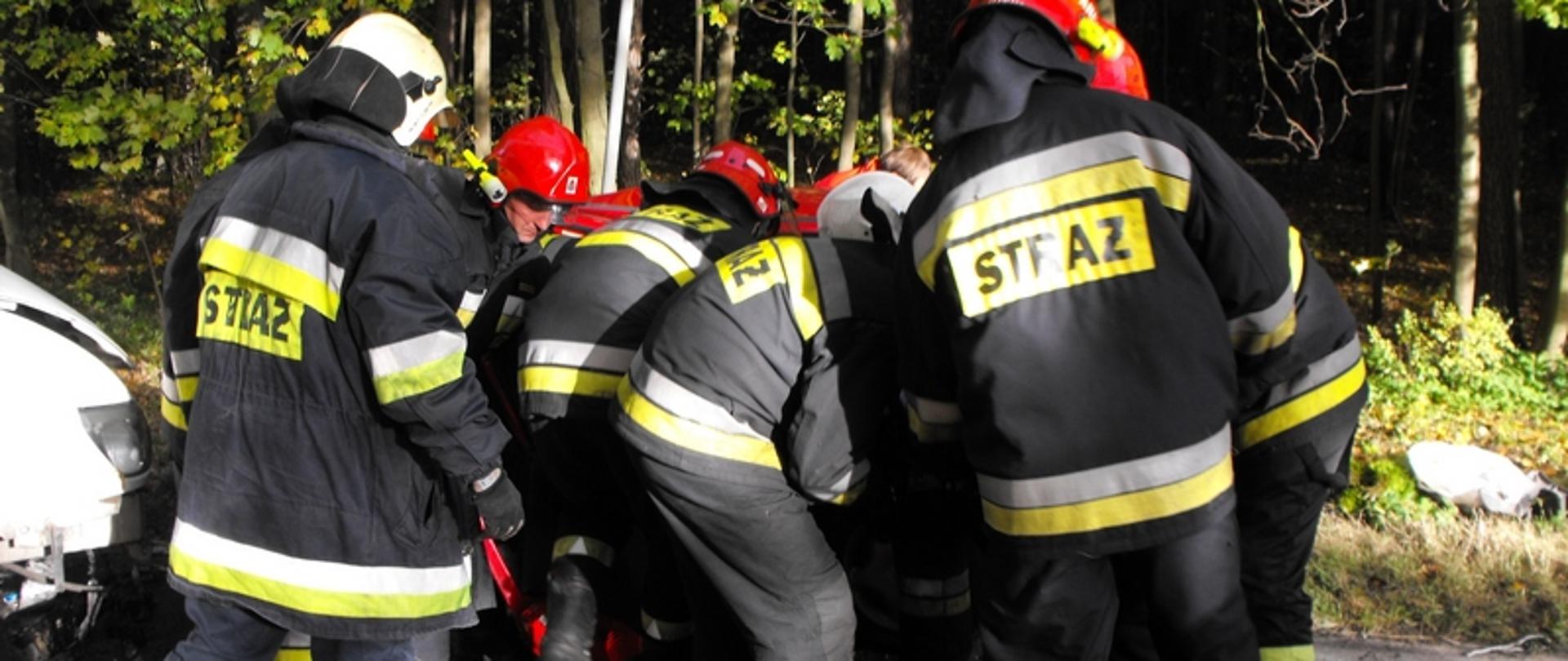 Zdjęcie przedstawia strażaków podczas działań ratowniczych
