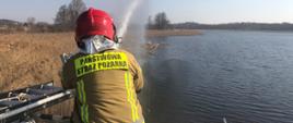 Strażacy sprawdzają źródła wody do celów przeciwpożarowych