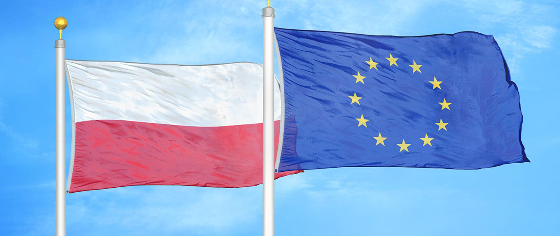 Flaga Polski i flaga Unii Europejskiej powiewające na masztach.