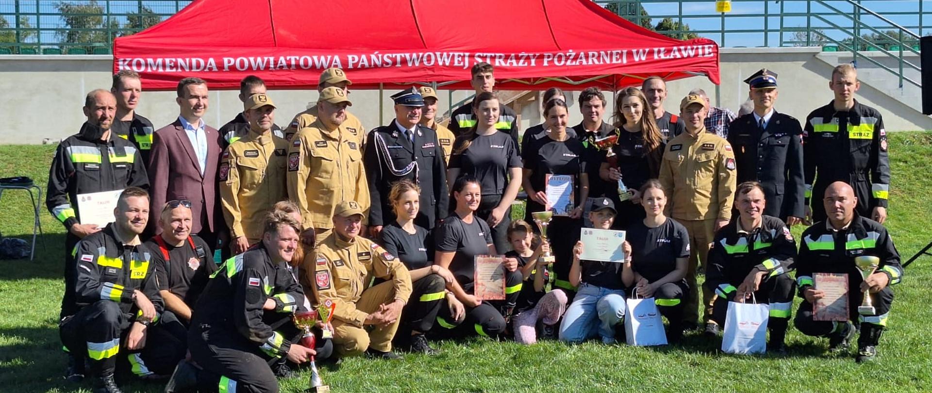 Pamiątkowe zdjęcie ze zwycięzcami zawodów. 