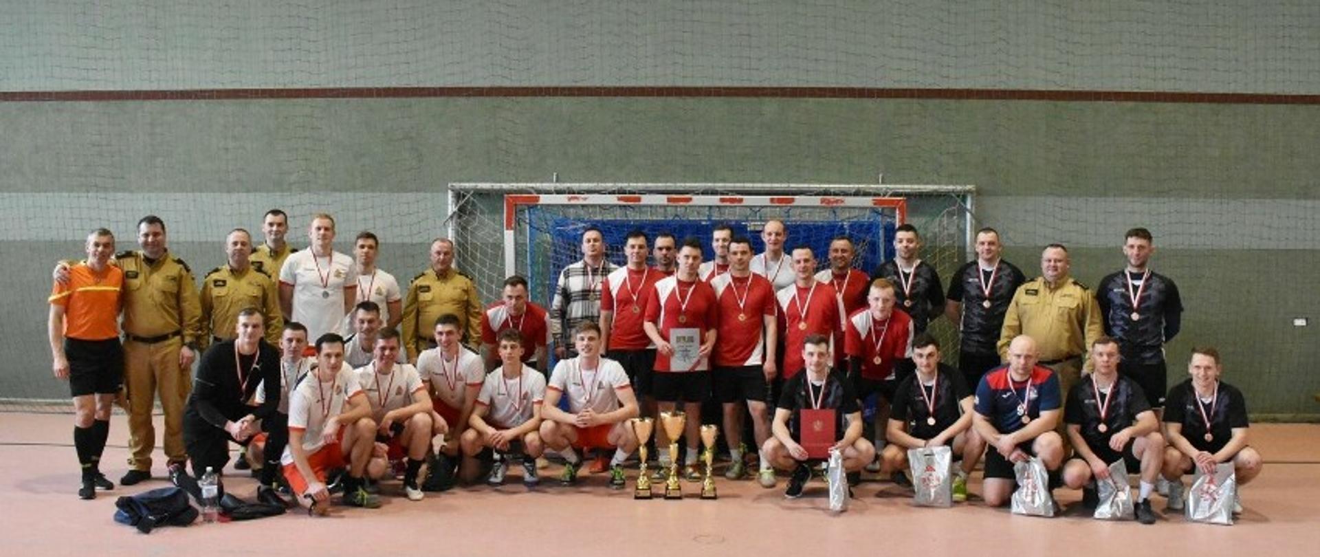 Zdjęcie grupowe zawodników trzech drużyn