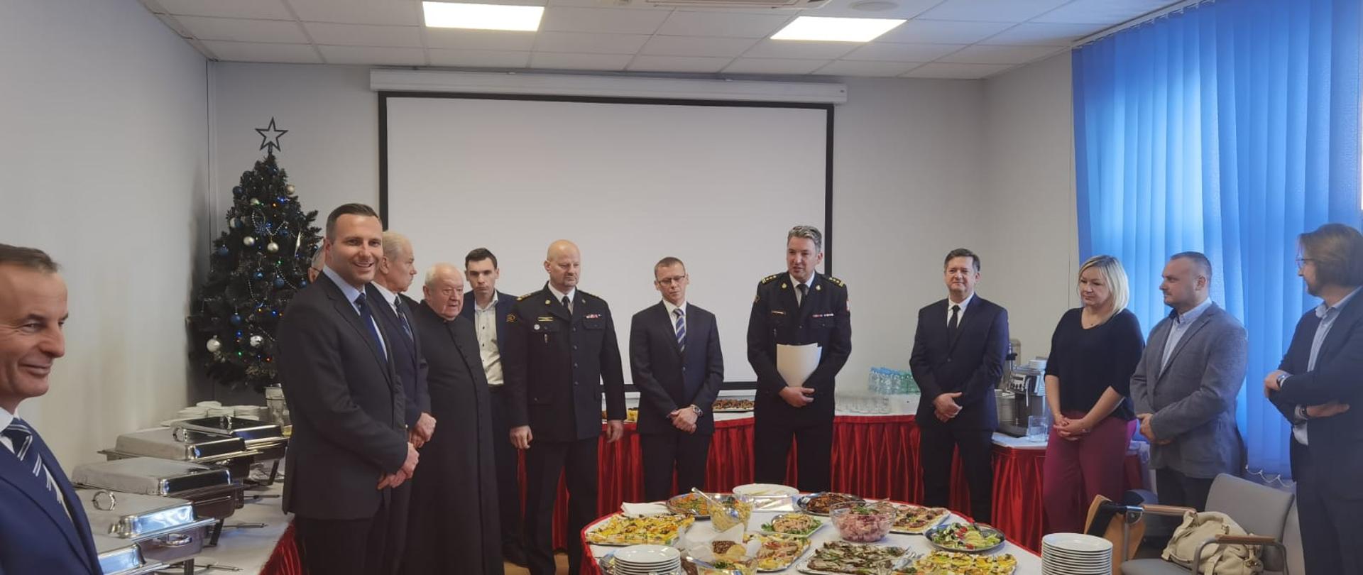 widok na zgromadzone osoby biorące udział w spotkaniu wigilijnym