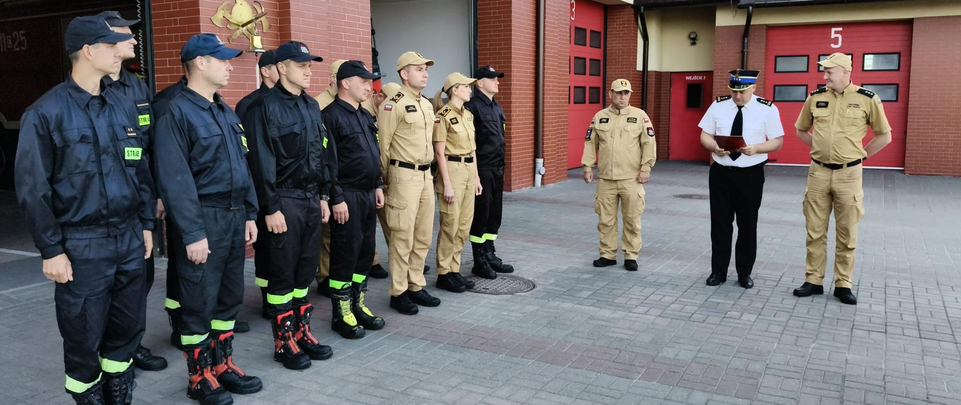 Na zdjęciu przebieg uroczystej zmiany służby - przywitanie nowych aspirantów.