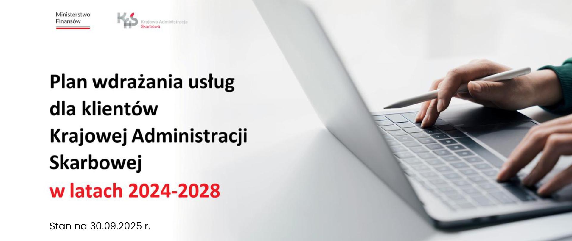 Plan wdrażania usług dla klientów Krajowej Administracji Skarbowej w latach 2024-2028. Stan na 30.09.2025 r. W tle dłonie na klawiaturze laptopa.
