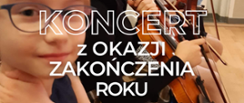 Tło plakatu przedstawia uczniów siedzących na krzesłach w auli i trzymających skrzypce. Na środku napis "Koncert z okazji zakończenia roku szkolnego" 