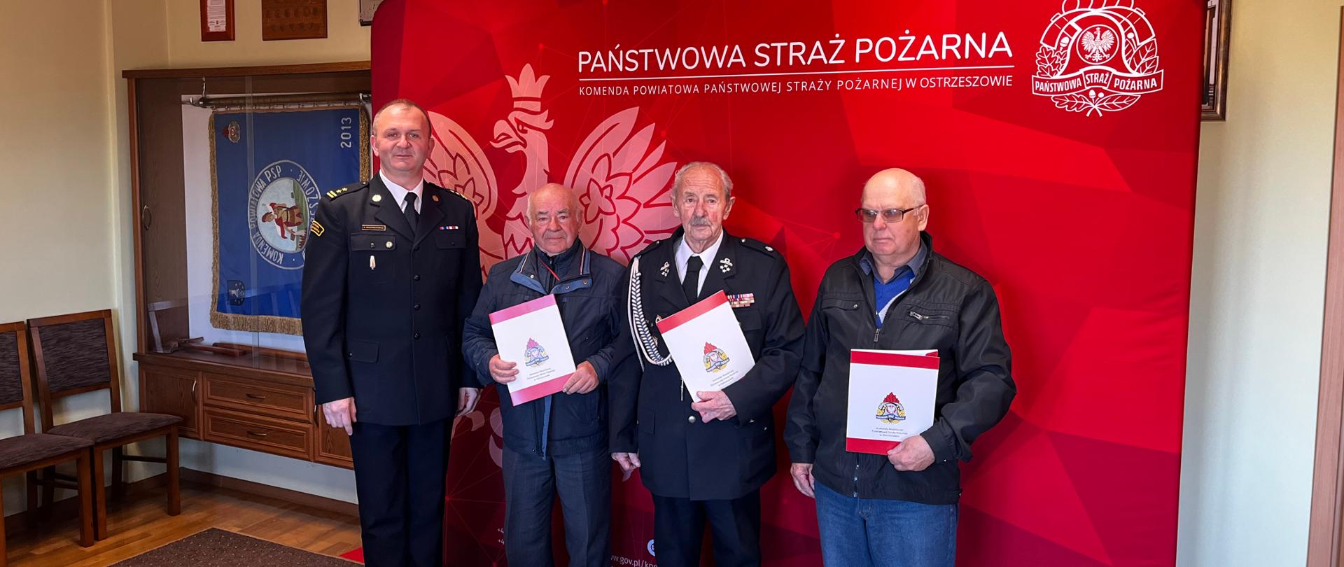 Na zdjęciu druhowie Ochotniczych Straży Pożarnych którzy ukończyli 65 lat i czynnie brali udział w akcjach ratowniczych.