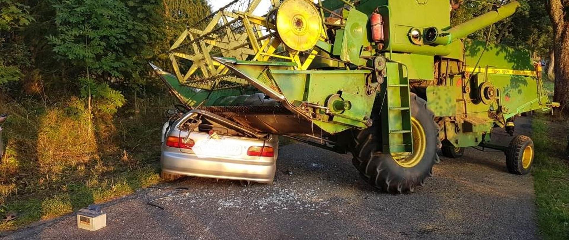 Zdjęcie auta osobowego po kolizji z kombajnem