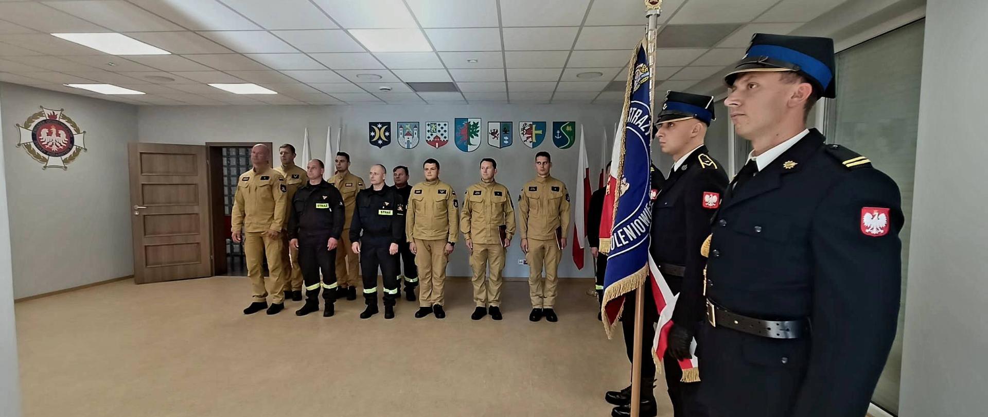 Uroczysta zbiórka z okazji ślubowania nowo przyjętego funkcjonariusza do służby w PSP oraz decyzji na wyższe stanowiska służbowe.