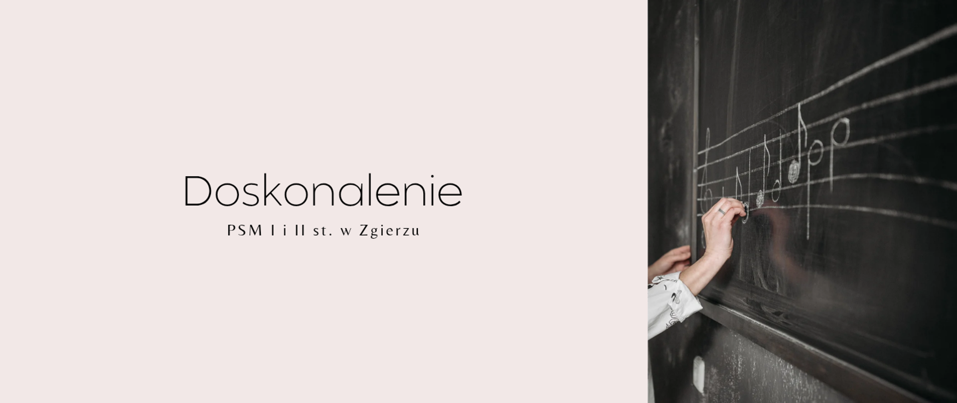 Po lewej stronie, na beżowym tle, czarny napis "Doskonalenie PSM I i II st. w Zgierzu". Po prawej stronie zdjęcie czarnej tablicy, na której ktoś zapisuje nuty na pięciolinii.