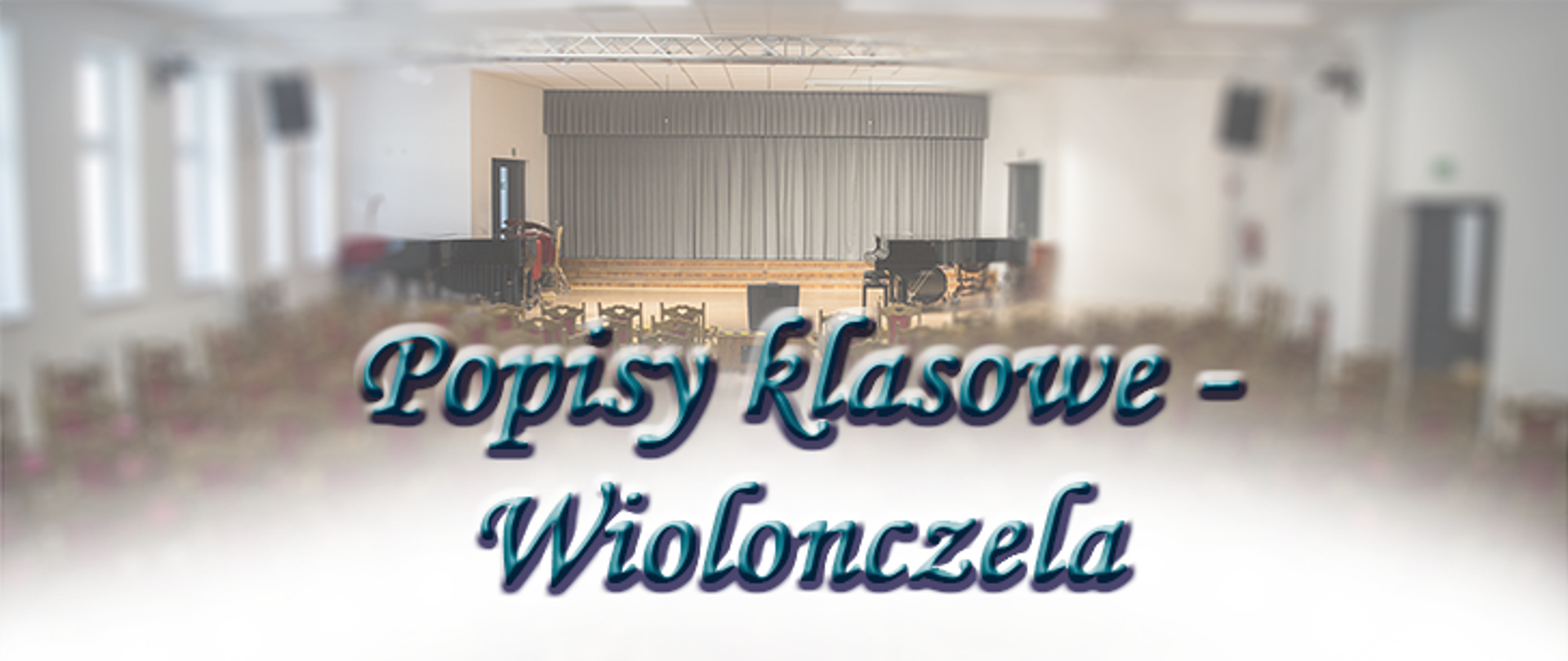 Zdjęcie sali koncertowej w centrum nieco nad osią poziomą scena, pod osią poziomą rozmyte krzesła widowni, od połowy w dół napis turkusowy w czarnej otoce Popisy klasowe - wiolonczela