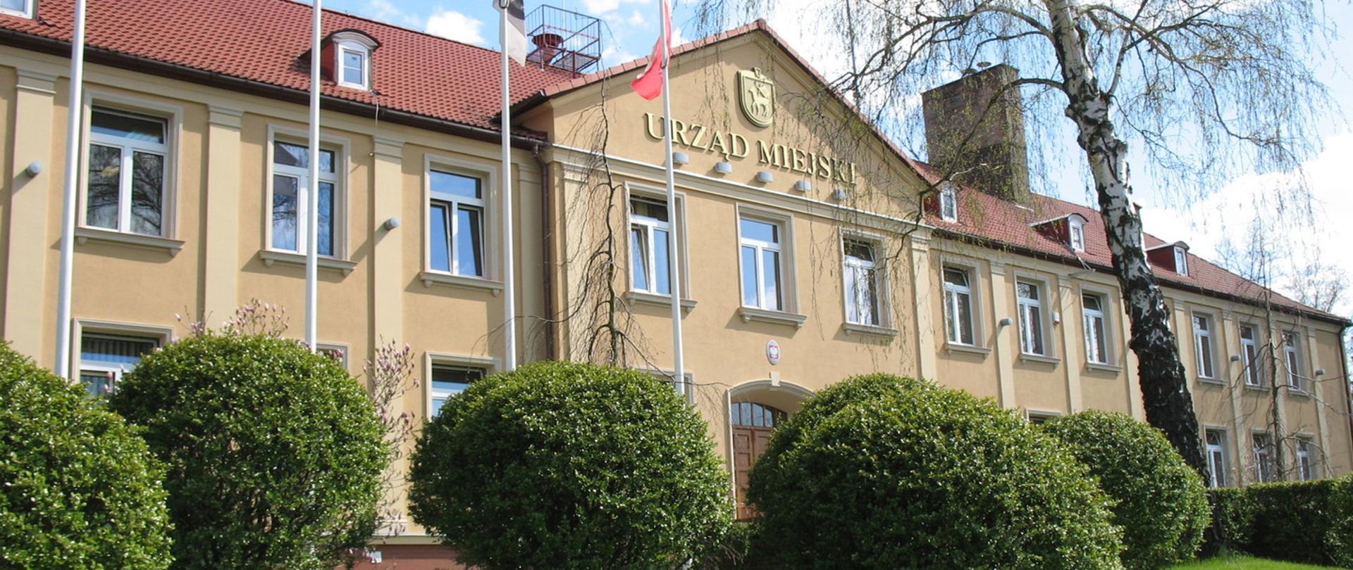 zdjęcie przedstawia budynek Urzędu Miejskiego w Sulęcinie w otoczeniu zieleni krzewów.