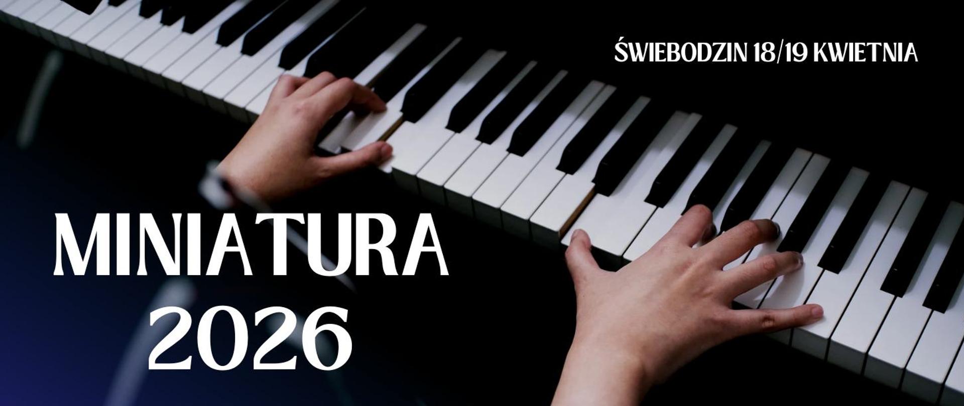 Baner przedstawia dłonie pianisty na klawiaturze fortepianowej po prawej i lewej białe napisy.