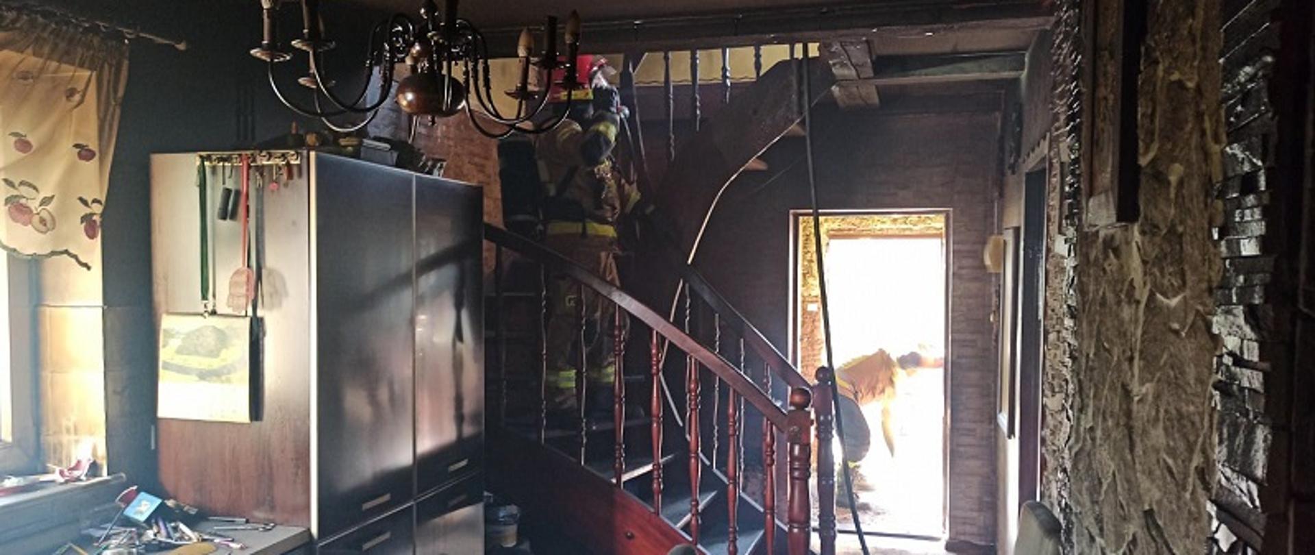 Przedstawia wnętrze pomieszczenie mieszkalne w domu jednorodzinnym objętym pożarem w miejscowości Podwilcze