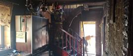 Przedstawia wnętrze pomieszczenie mieszkalne w domu jednorodzinnym objętym pożarem w miejscowości Podwilcze