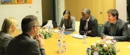 Minister klimatu i środowiska Anna Moskwa spotkała się z Wally Adeyemo, podsekretarzem skarbu USA. 