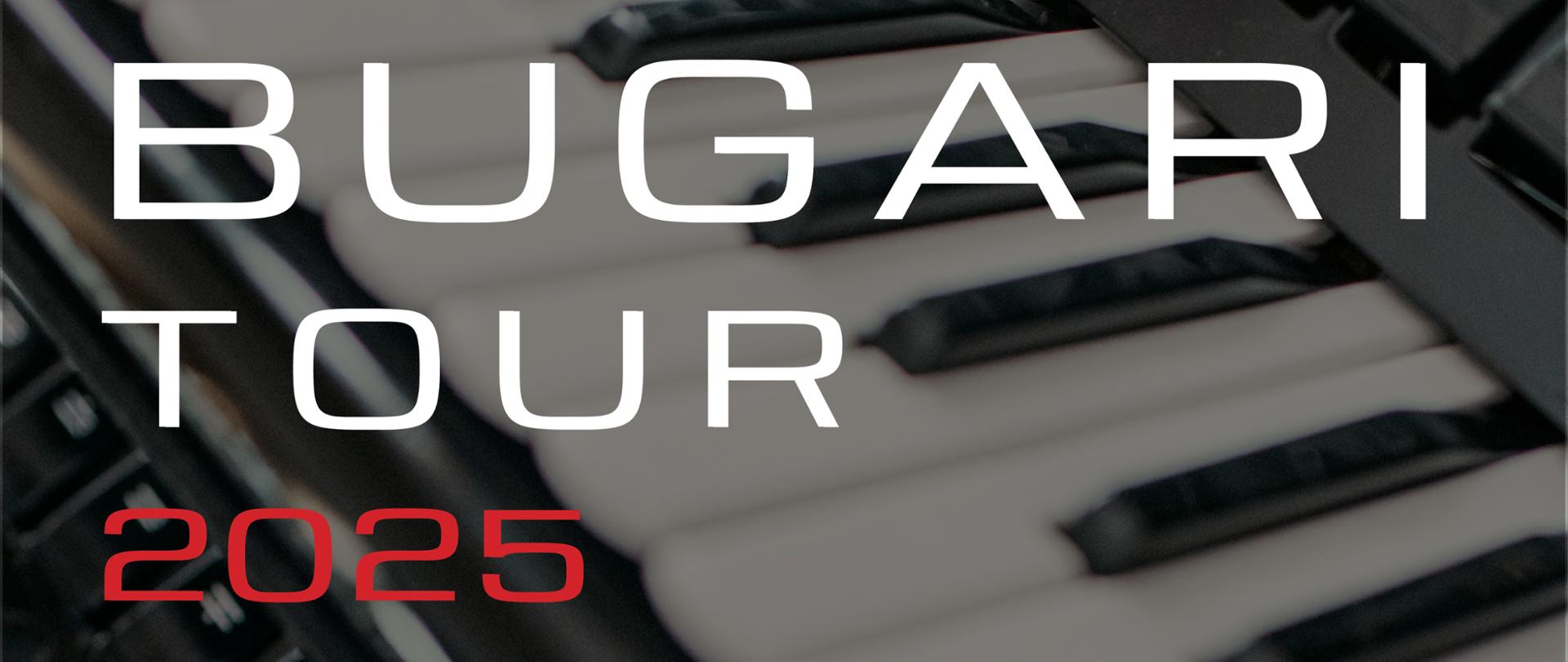 Zbliżenie na klawisze i przyciski akordeonu, które są tłem plakatu informującego o koncercie i warsztatach Bugariego Tour 2025, odbywających się 21 listopada w Państwowej Szkole Muzycznej im. I. J. Paderewskiego w Stalowej Woli.