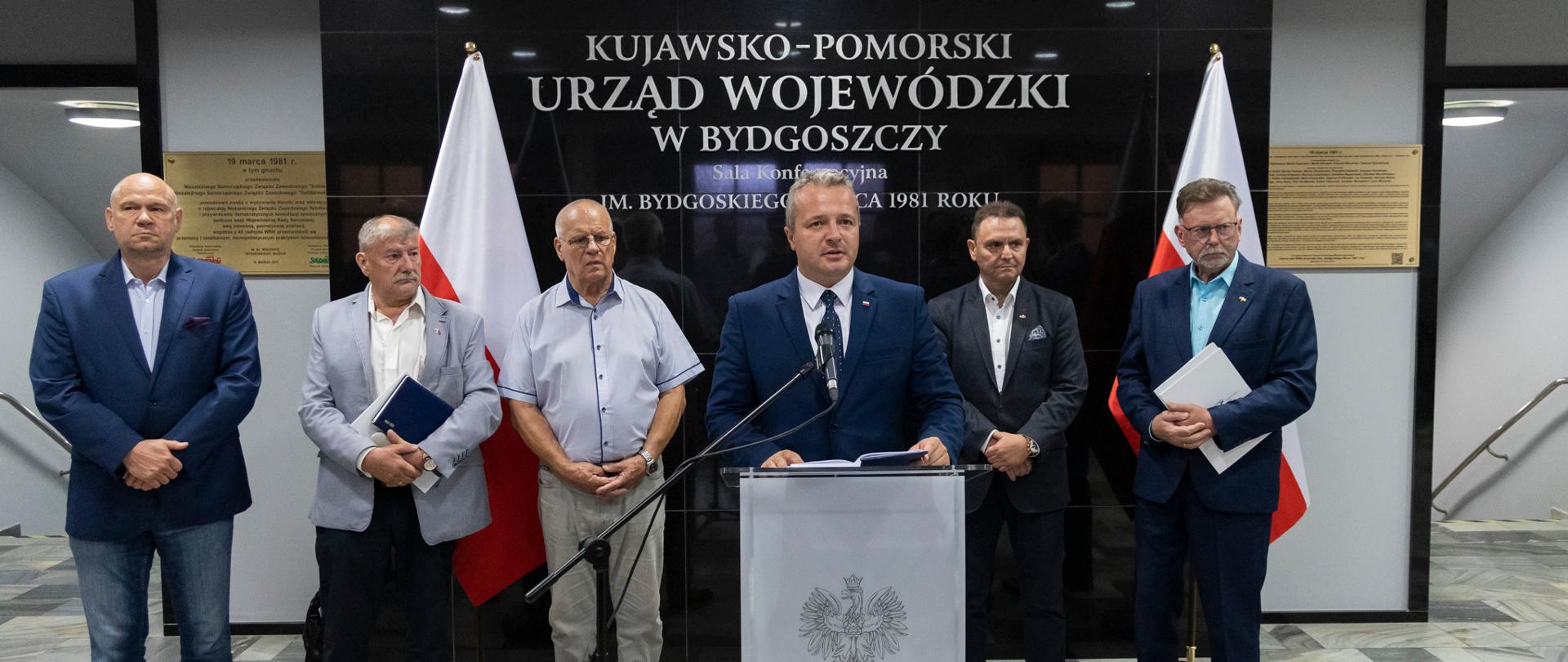 Sześciu mężczyzn podczas briefingu