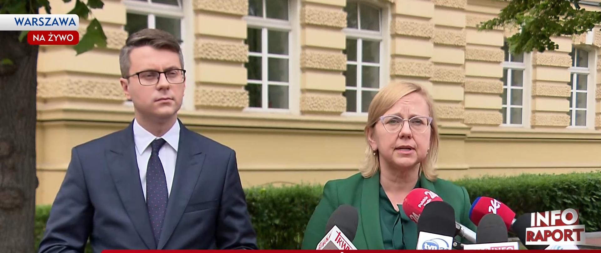 Minister Anna Moskwa oraz Piotr Muller podczas konferencji prasowej przed KPRM