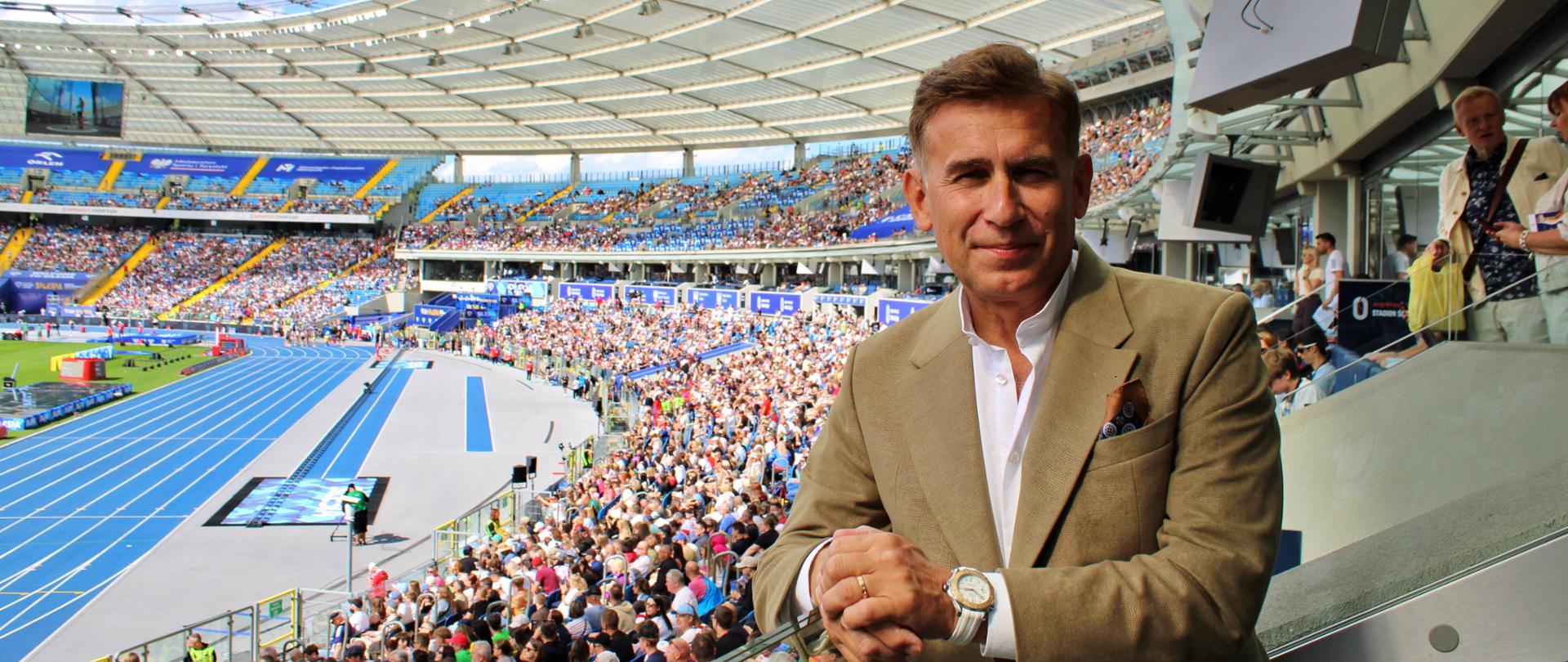 Robert Korzeniowski na Stadionie Śląskim. W tle trybuny i bieżnia.