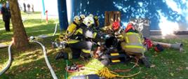 Na zdjęciu strażacy podczas ćwiczeń taktyczno-bojowych pk „Skażenie 2022" wydobywający przy użyciu poduszek powietrznych wysokociśnieniowych spod zawaliska ranną osobę.