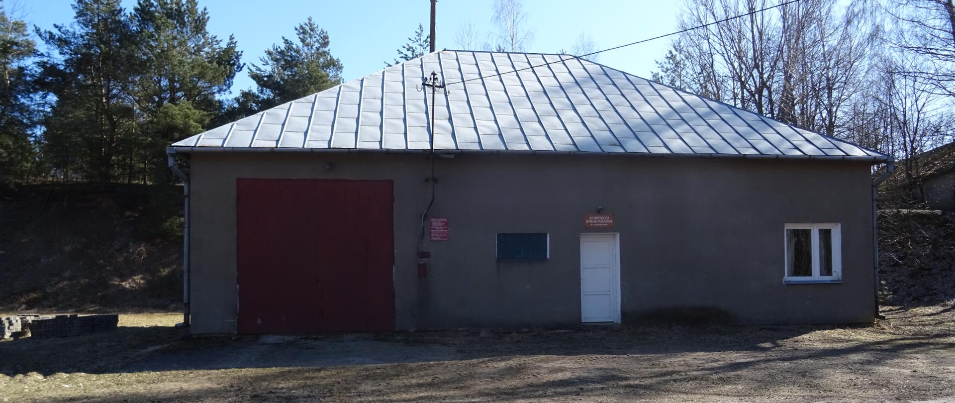 Przy drodze znajduje się budynek remizy OSP.