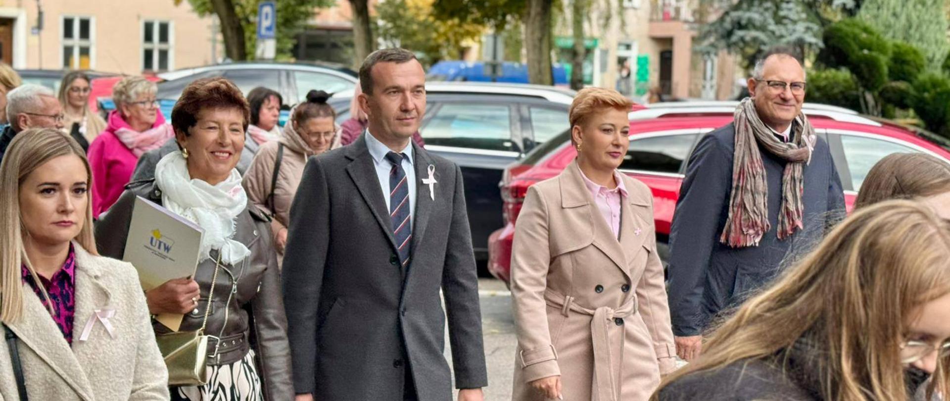 Kilka osób maszeruje ulicą 