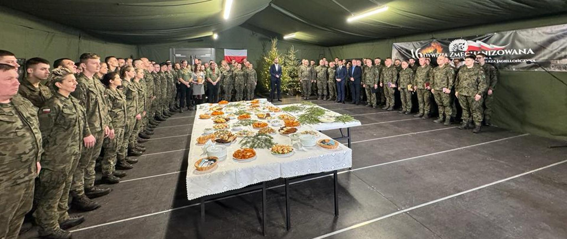 Stół wigilijny w otoczeniu żołnierzy 