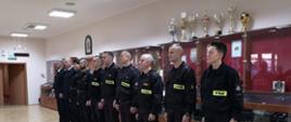 Ślubowanie strażaków w KP PSP Namysłów. Pododdział strażaków w trakcie uroczystości.
