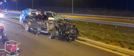 Tragiczny wypadek na S5. Rozbity samochód na pasie drogi. W tle samochody strażackie i karetka.