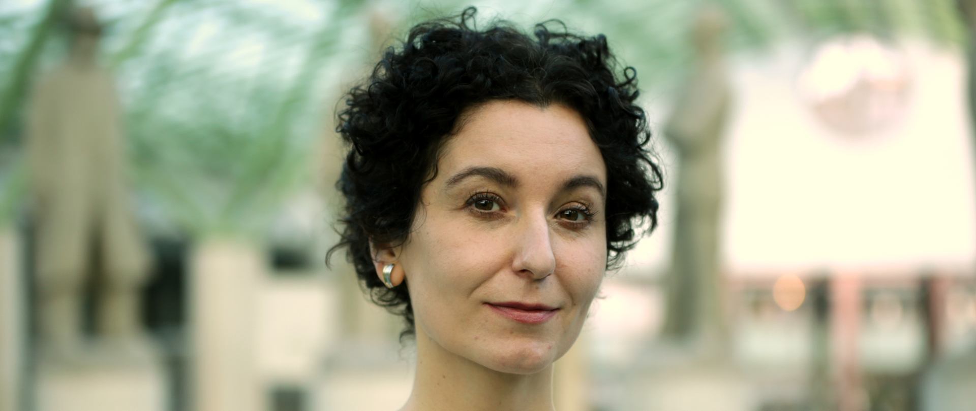 Ładnie ubrana kobieta w czarnych włosach