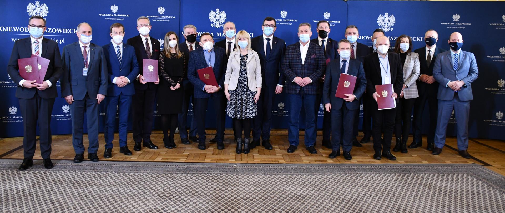 Na zdjęciu widać uczestników podpisania umów z JST