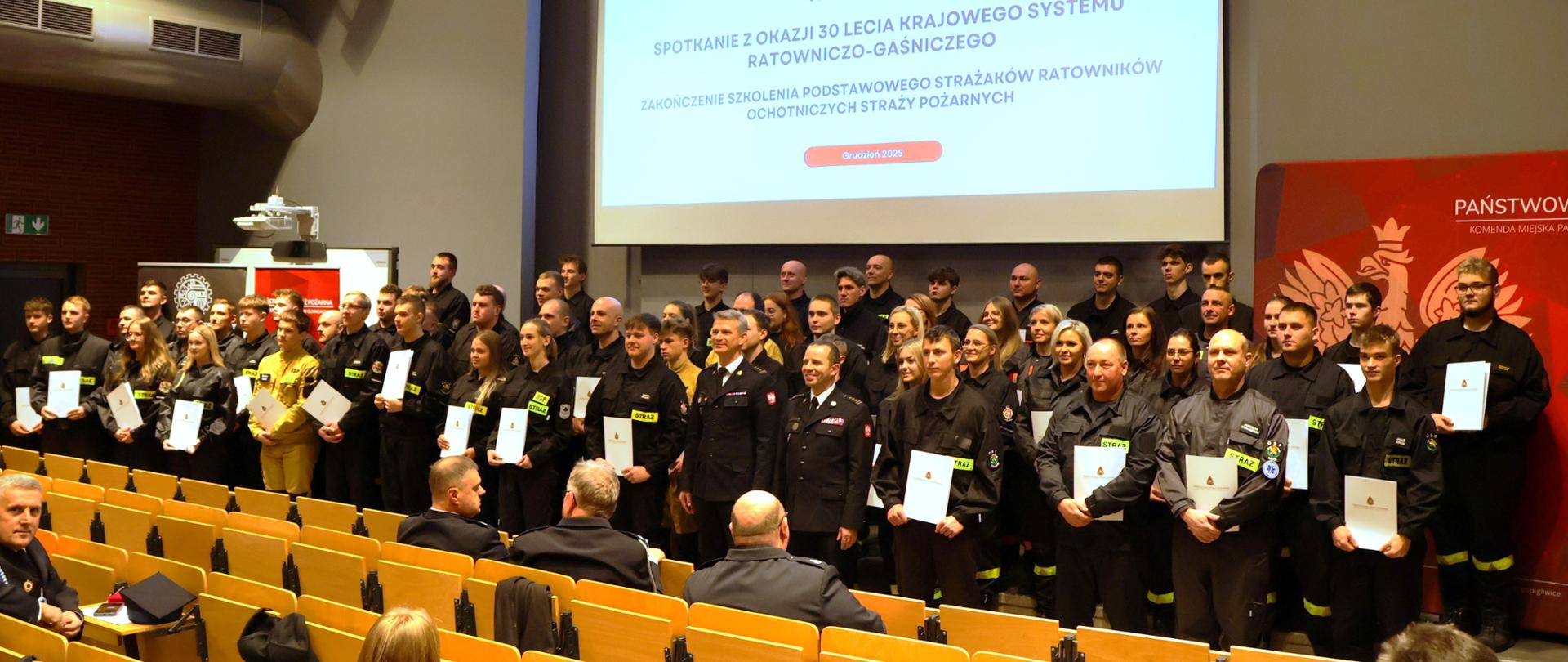 Na zdjęciu strażacy którzy odebrali zaświadczenia wraz z Komendantem Miejskim i Zastępcą Komendanta Miejskiego. 