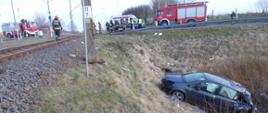 Zderzenie pociągu z samochodem osobowym na przejeździe kolejowym. Teren akcji.