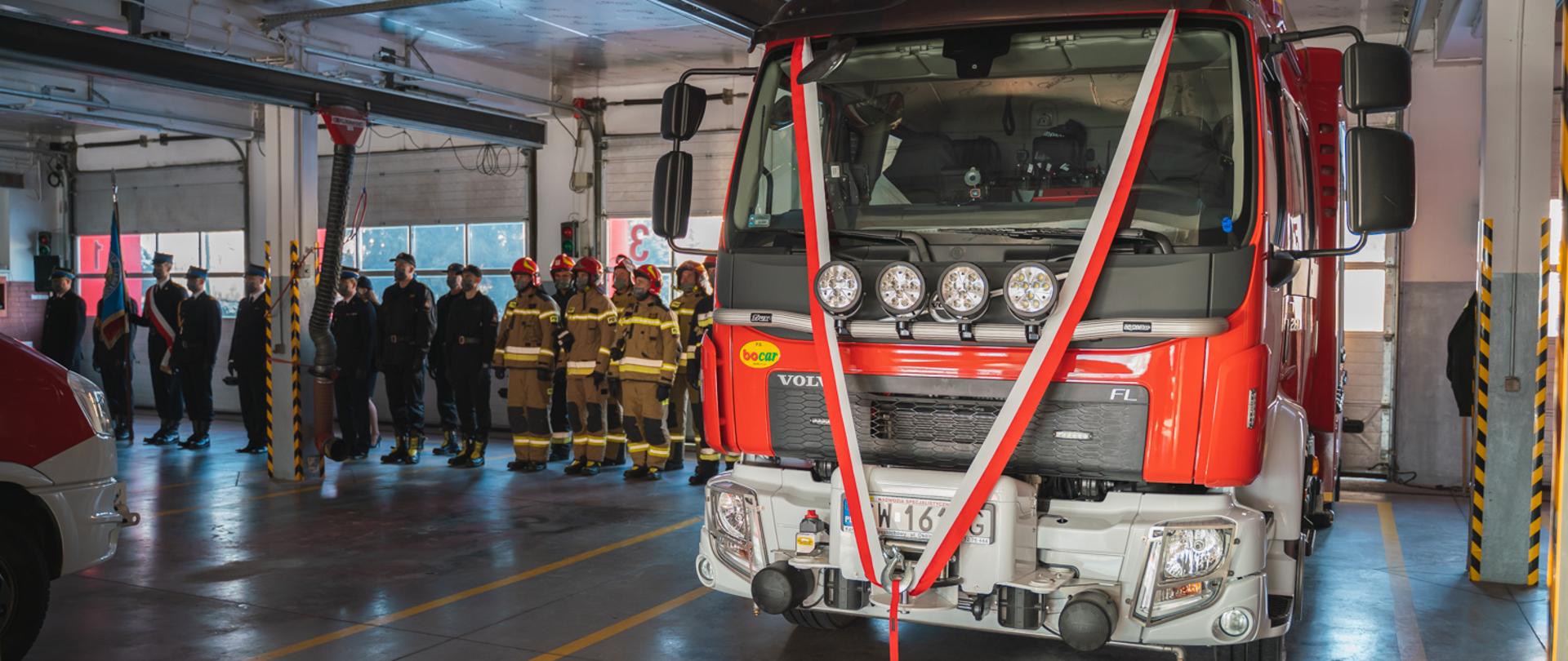 Uroczysta zbiórka z okazji przekazania nowego samochodu ratowniczo-gaśniczego